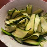 Zucchine crude affettate sottili