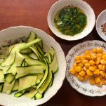 Zucchine, lupini, olio, basilico e noci