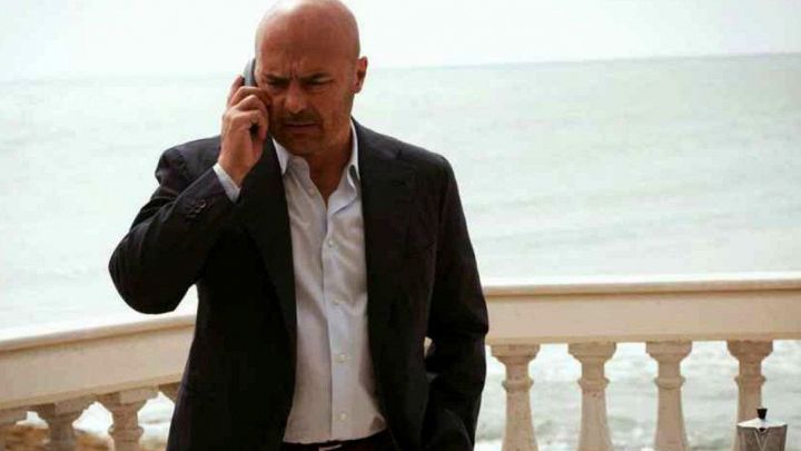 L'attore Luca Zingaretti nei panni del Commisario Montalbano sulla terrazza di Punta Secca