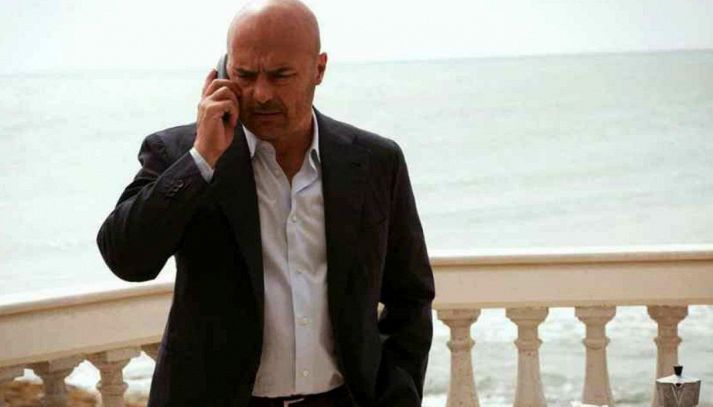 L'attore Luca Zingaretti nei panni del Commisario Montalbano sulla terrazza di Punta Secca
