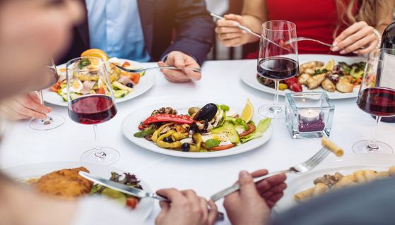 Ristorante con amici che mangiano insieme