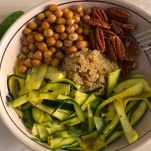 Ciotola con gli ingredienti della bowl che vengono assemblati