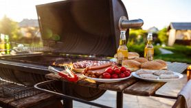 Barbecue con cibo pronto da cuocere