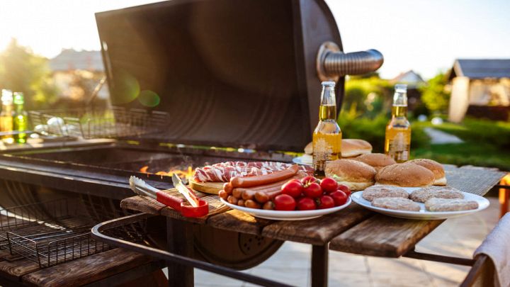 Barbecue con cibo pronto da cuocere