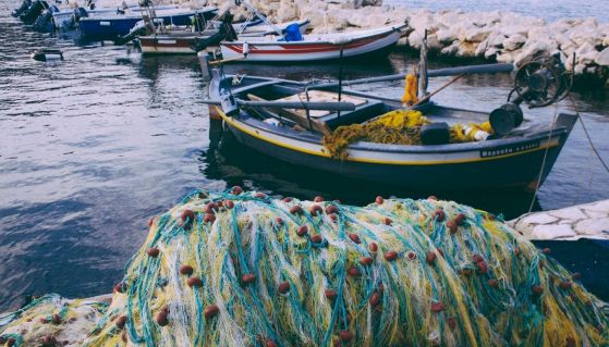 Barche di pescatori e reti da pesca in porto