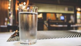Un bicchiere d'acqua fresca sul tavolo di un bar