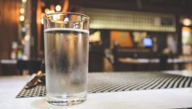 Un bicchiere d'acqua fresca sul tavolo di un bar