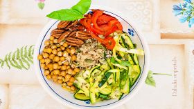 Bowl da spiaggia con verdure e legumi