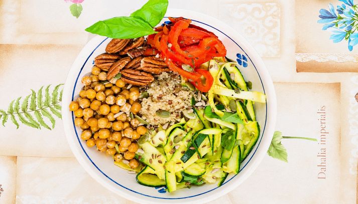 Bowl da spiaggia con verdure e legumi