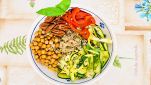 Bowl da spiaggia con verdure e legumi