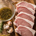 braciole-di-maiale-marinate-al-forno-con-zucchine-step-1.jpeg