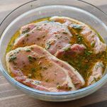 braciole-di-maiale-marinate-al-forno-con-zucchine-step-2.jpeg