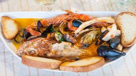 Piatto di brodetto di pesce