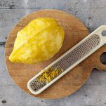 Grattugiare scorza di limone