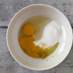 Ciotola con uova e zucchero