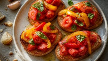 Bruschetta peperoni e pomodoro