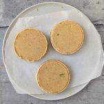 Burger di ceci crudi su piatto