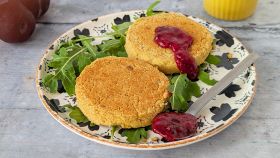 Piatto con burger di ceci con chutney di susine