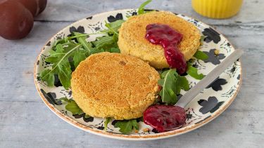 Piatto con burger di ceci con chutney di susine