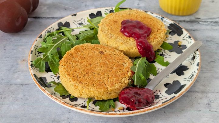 Piatto con burger di ceci con chutney di susine
