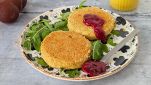 Piatto con burger di ceci con chutney di susine
