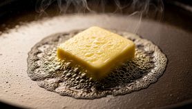 Padella con burro che si scioglie