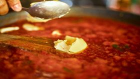Cottura di sugo al pomodoro con il burro