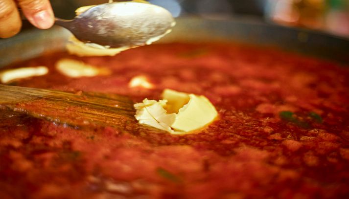 Cottura di sugo al pomodoro con il burro