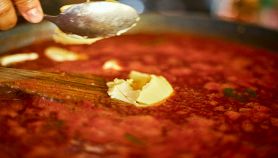Cottura di sugo al pomodoro con il burro