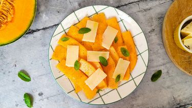 Piatto con carpaccio di melone