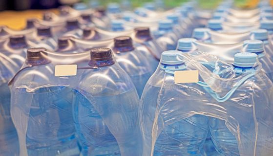 Casse di bottiglie di plastica con acqua 
