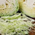 Tagliere con cavolo cappuccio tagliato