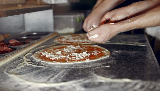 Pizzaioli al lavoro nella cucina