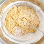Impasto di uova e farina nella ciotola
