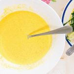 Uova sbattute con yogurt e formaggio nella ciotola