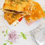 Preparazione delle pizze per il picnic in spiaggia