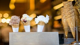 Coni di gelato esposti in gelateria