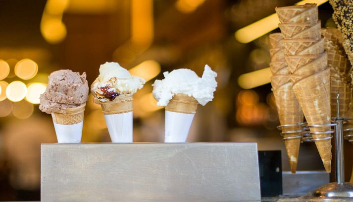 Coni di gelato esposti in gelateria