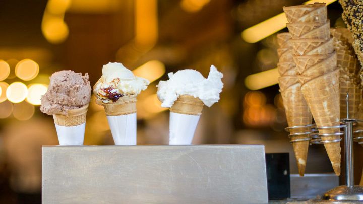 Coni di gelato esposti in gelateria