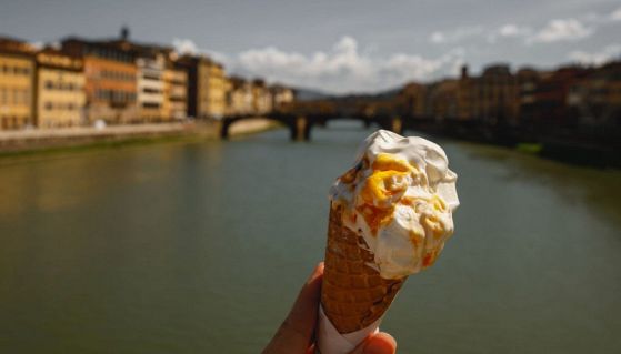 Delizioso cono di gelato con vista sull'Arno a Firenze