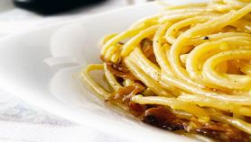 Spaghetti alla carbonara su piatto bianco