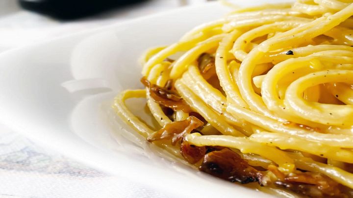 Spaghetti alla carbonara su piatto bianco