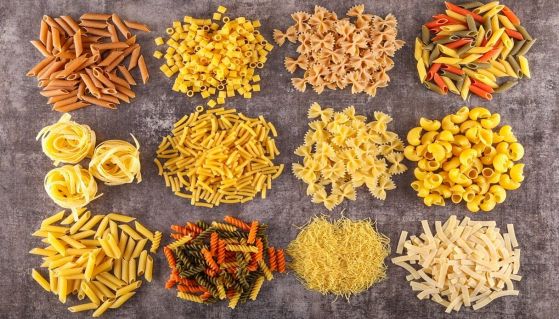 Pasta cruda di semola di versa sul tavolo