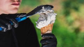 Preparazione del cono di gelato artigianale