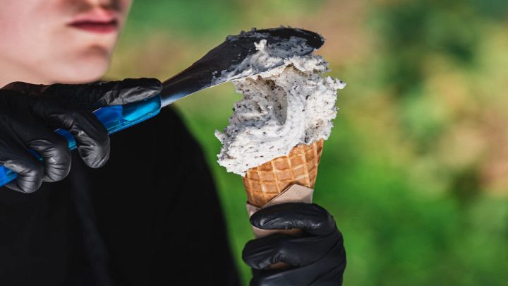 Preparazione del cono di gelato artigianale