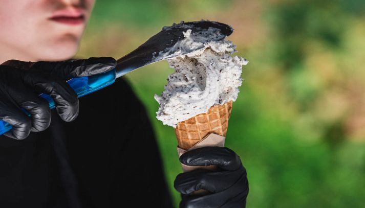Preparazione del cono di gelato artigianale