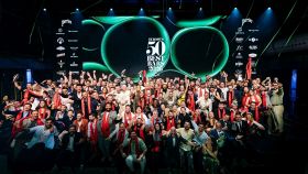 Cerimonia degli Europe's 50 Best Bars 2026 con foto di gruppo di tutti i premiati