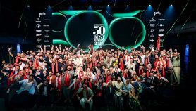 Cerimonia degli Europe's 50 Best Bars 2026 con foto di gruppo di tutti i premiati