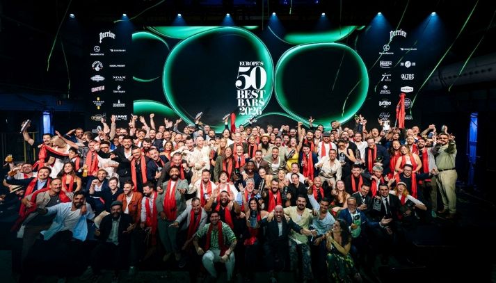 Cerimonia degli Europe's 50 Best Bars 2026 con foto di gruppo di tutti i premiati