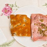 Pizza bianca con mortadella e pistacchi